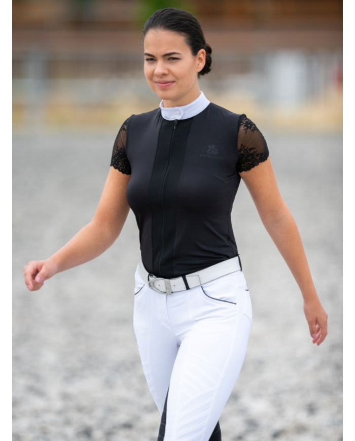 Polo de concours, col rond, avec manche en dentelle courte. Col blanc, avec fermeture éclair.