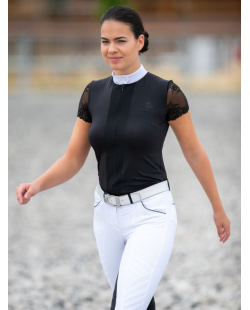 Polo de concours, col rond, avec manche en dentelle courte. Col blanc, avec fermeture éclair.
