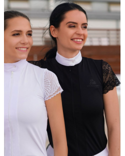 Polo de concours, col rond, avec manche en dentelle courte. Col blanc, avec fermeture éclair.