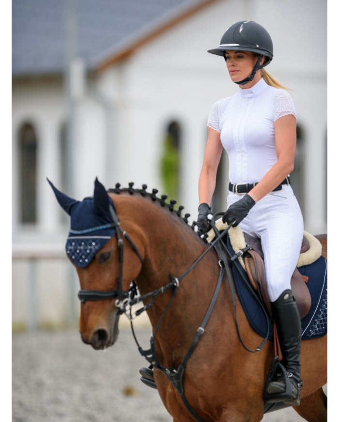 Polo de concours, col rond, avec manche en dentelle courte. Col blanc, avec fermeture éclair.