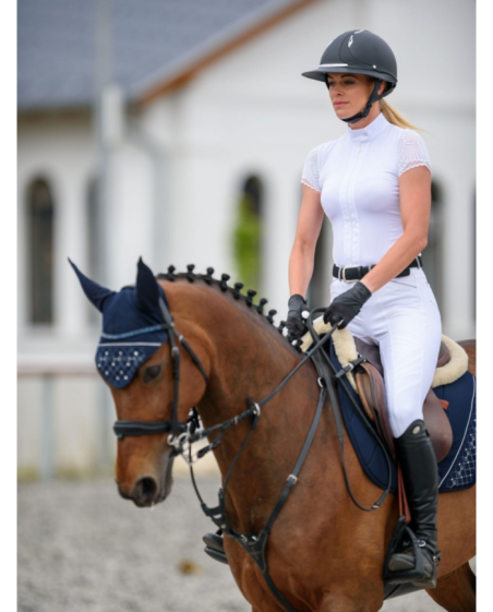 Polo de concours, col rond, avec manche en dentelle courte. Col blanc, avec fermeture éclair.