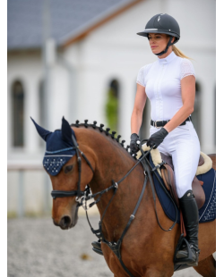 Polo de concours, col rond, avec manche en dentelle courte. Col blanc, avec fermeture éclair.